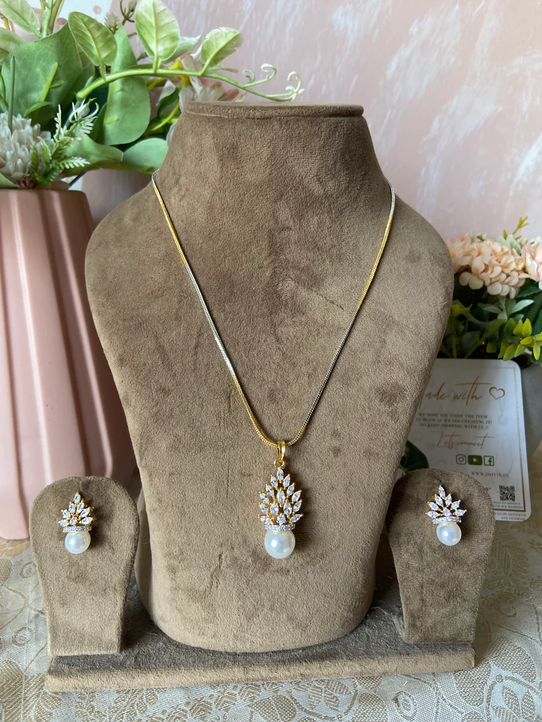 Simple Leaf Pendant set with Chain